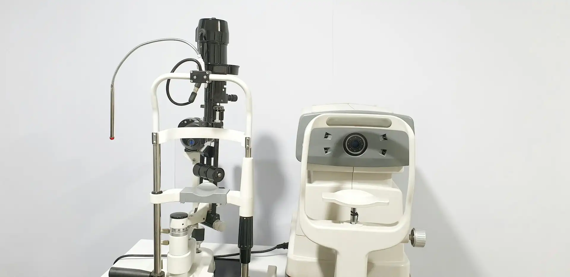 Lámpara de hendidura y otro equipo de exploración ocular en una consulta